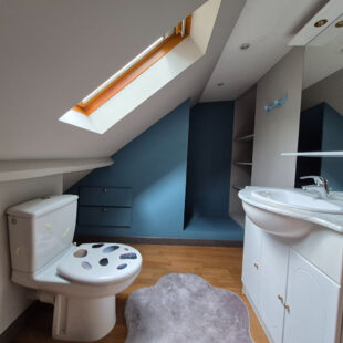 Magnifique maison de 162m² avec 3 suites parentales, située dans un environnement paisible.