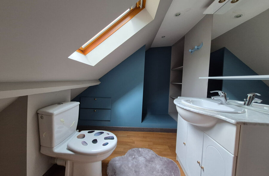Magnifique maison de 162m² avec 3 suites parentales, située dans un environnement paisible.
