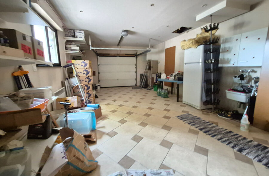 Magnifique maison de 162m² avec 3 suites parentales, située dans un environnement paisible.