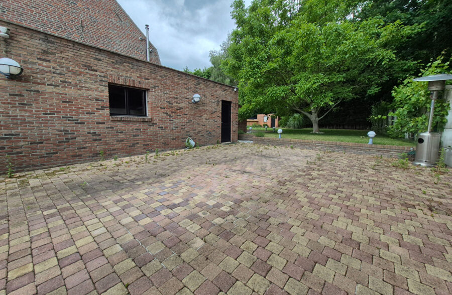 Magnifique maison de 162m² avec 3 suites parentales, située dans un environnement paisible.