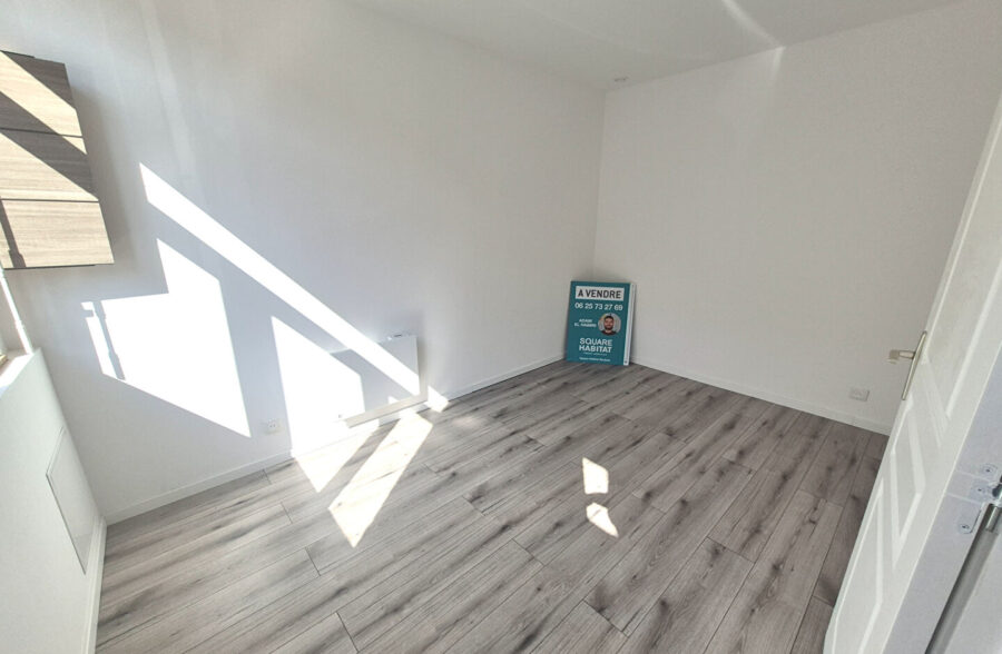 À Vendre : Maison Entièrement Rénovée en 2024 à Roubaix, 3 chambre + bureau+ 2 SDB + extérieur, 159 000€ FAI !!!