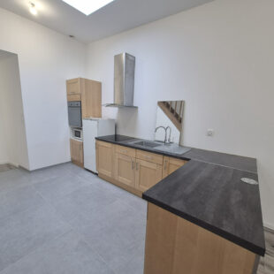 À Vendre : Maison Entièrement Rénovée en 2024 à Roubaix, 3 chambre + bureau+ 2 SDB + extérieur, 159 000€ FAI !!!