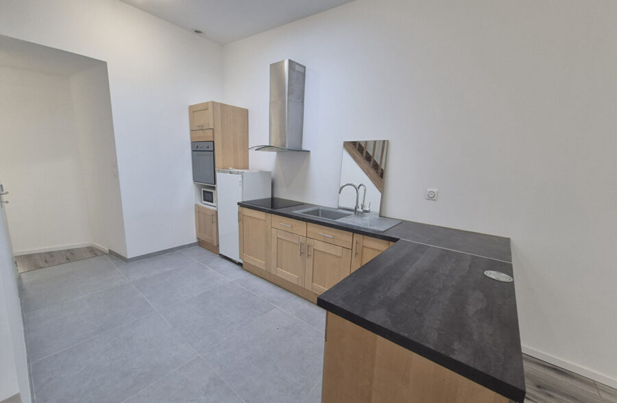 À Vendre : Maison Entièrement Rénovée en 2024 à Roubaix, 3 chambre + bureau+ 2 SDB + extérieur, 159 000€ FAI !!!