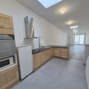 À Vendre : Maison Entièrement Rénovée en 2024 à Roubaix, 3 chambre + bureau+ 2 SDB + extérieur, 159 000€ FAI !!!
