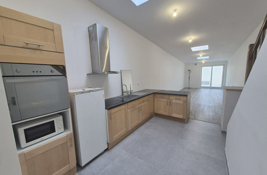 À Vendre : Maison Entièrement Rénovée en 2024 à Roubaix, 3 chambre + bureau+ 2 SDB + extérieur, 159 000€ FAI !!!