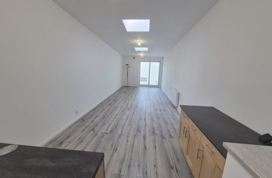 À Vendre : Maison Entièrement Rénovée en 2024 à Roubaix, 3 chambre + bureau+ 2 SDB + extérieur, 159 000€ FAI !!!