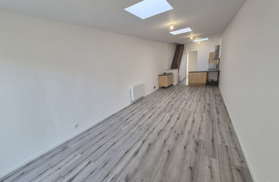 À Vendre : Maison Entièrement Rénovée en 2024 à Roubaix, 3 chambre + bureau+ 2 SDB + extérieur, 159 000€ FAI !!!