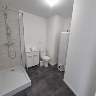À Vendre : Maison Entièrement Rénovée en 2024 à Roubaix, 3 chambre + bureau+ 2 SDB + extérieur, 159 000€ FAI !!!