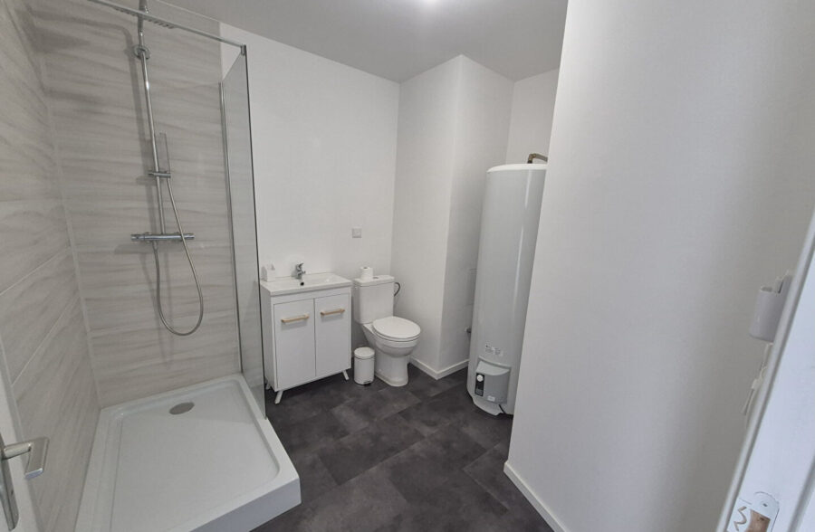 À Vendre : Maison Entièrement Rénovée en 2024 à Roubaix, 3 chambre + bureau+ 2 SDB + extérieur, 159 000€ FAI !!!