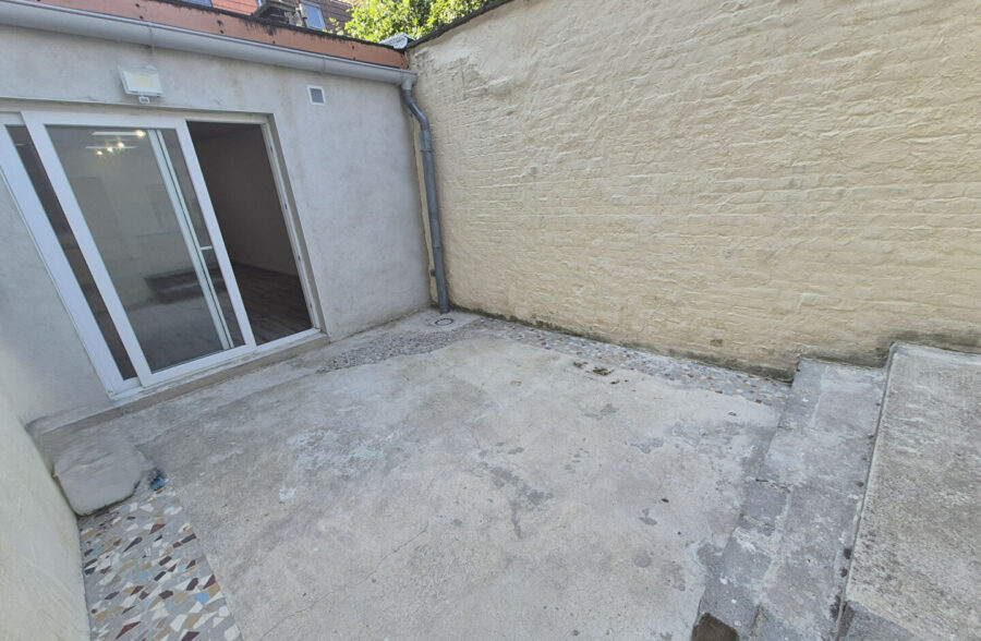 À Vendre : Maison Entièrement Rénovée en 2024 à Roubaix, 3 chambre + bureau+ 2 SDB + extérieur, 159 000€ FAI !!!