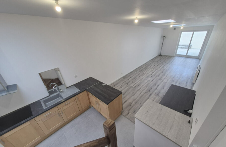 À Vendre : Maison Entièrement Rénovée en 2024 à Roubaix, 3 chambre + bureau+ 2 SDB + extérieur, 159 000€ FAI !!!