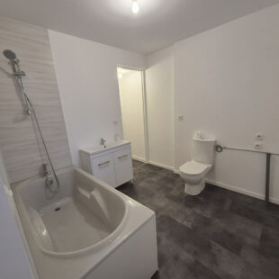 À Vendre : Maison Entièrement Rénovée en 2024 à Roubaix, 3 chambre + bureau+ 2 SDB + extérieur, 159 000€ FAI !!!