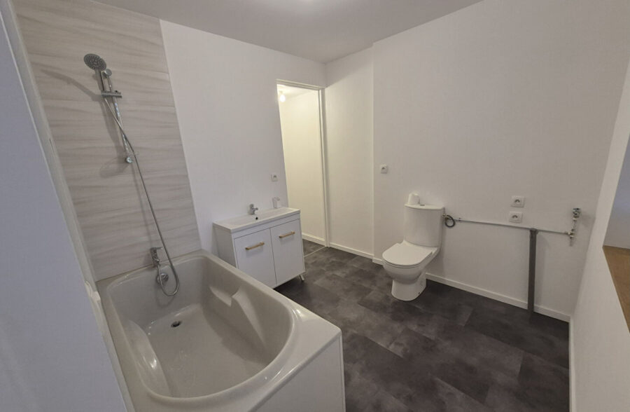 À Vendre : Maison Entièrement Rénovée en 2024 à Roubaix, 3 chambre + bureau+ 2 SDB + extérieur, 159 000€ FAI !!!