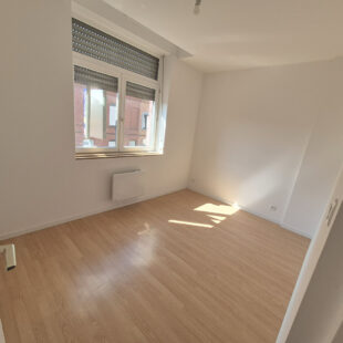 À Vendre : Maison Entièrement Rénovée en 2024 à Roubaix, 3 chambre + bureau+ 2 SDB + extérieur, 159 000€ FAI !!!