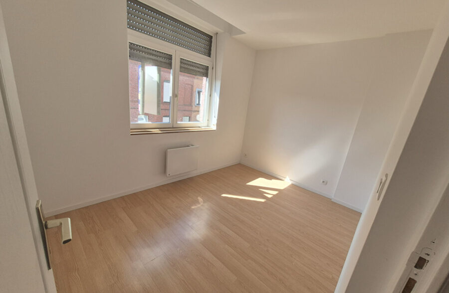 À Vendre : Maison Entièrement Rénovée en 2024 à Roubaix, 3 chambre + bureau+ 2 SDB + extérieur, 159 000€ FAI !!!