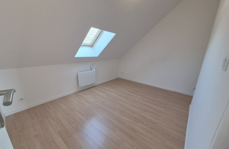 À Vendre : Maison Entièrement Rénovée en 2024 à Roubaix, 3 chambre + bureau+ 2 SDB + extérieur, 159 000€ FAI !!!