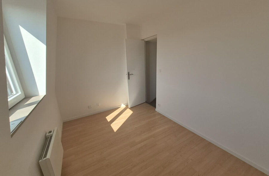 À Vendre : Maison Entièrement Rénovée en 2024 à Roubaix, 3 chambre + bureau+ 2 SDB + extérieur, 159 000€ FAI !!!