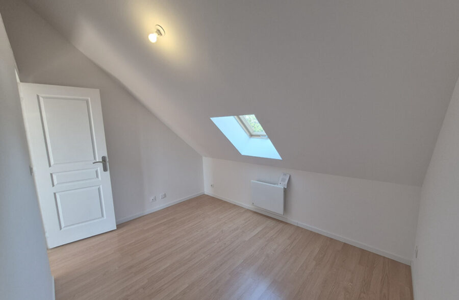 À Vendre : Maison Entièrement Rénovée en 2024 à Roubaix, 3 chambre + bureau+ 2 SDB + extérieur, 159 000€ FAI !!!