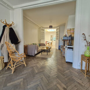 Superbe maison avec un garage de 52m²,4 chambres et un jardin.