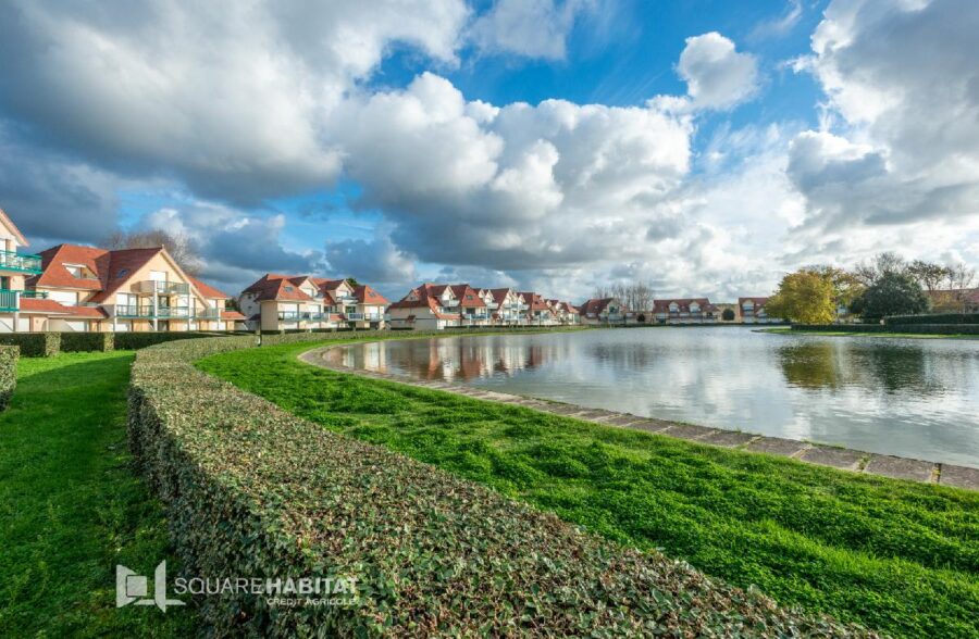 Face à un lac bel appartement type 2 pièces en rez-de-jardin excellent état avec parking  Sous compromis 