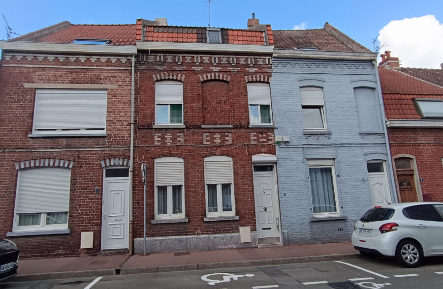 LARGE HABITATION OFFRANT DE BEAUX VOLULMES, 4 CHAMBRES ET UN GRAND GRENIER AINSI QU’UNE BELLE TERRASSE