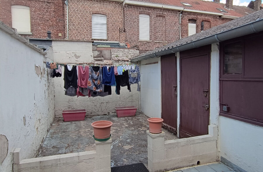 LARGE HABITATION OFFRANT DE BEAUX VOLULMES, 4 CHAMBRES ET UN GRAND GRENIER AINSI QU’UNE BELLE TERRASSE