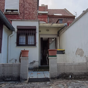 LARGE HABITATION OFFRANT DE BEAUX VOLULMES, 4 CHAMBRES ET UN GRAND GRENIER AINSI QU’UNE BELLE TERRASSE