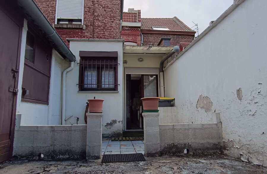 LARGE HABITATION OFFRANT DE BEAUX VOLULMES, 4 CHAMBRES ET UN GRAND GRENIER AINSI QU’UNE BELLE TERRASSE