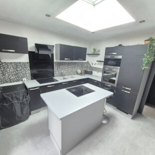 Maison une chambre, un bureau et une cour