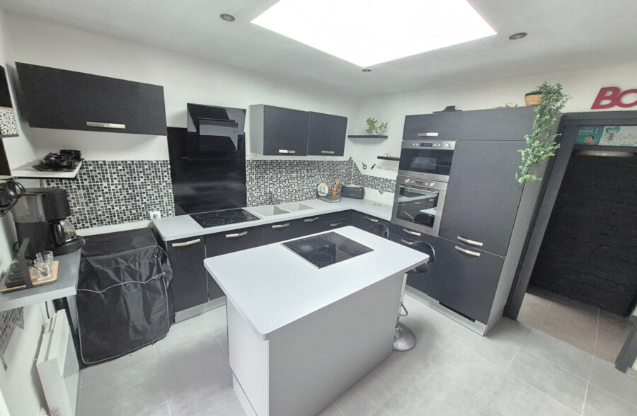Maison une chambre, un bureau et une cour