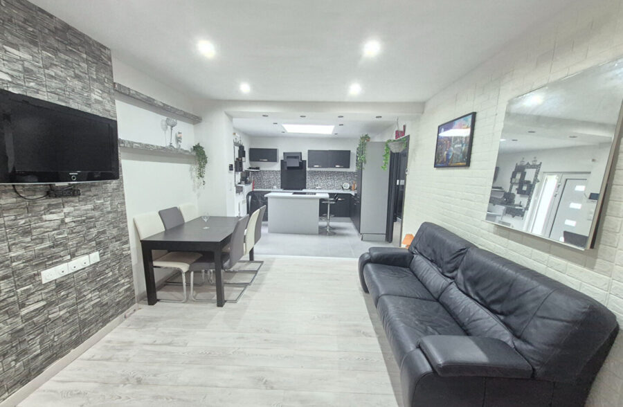 Maison une chambre, un bureau et une cour