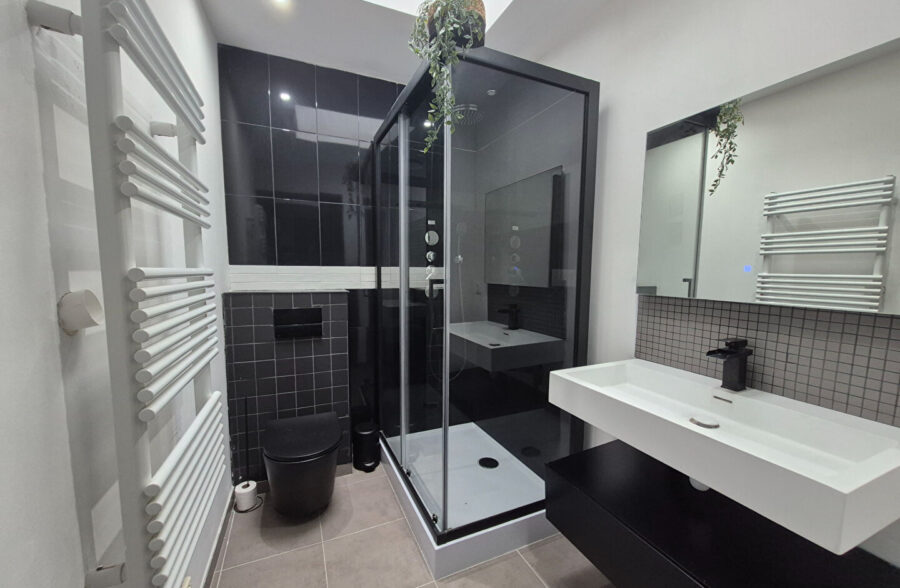 Maison une chambre, un bureau et une cour