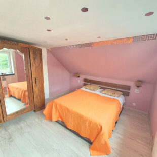 Maison une chambre, un bureau et une cour