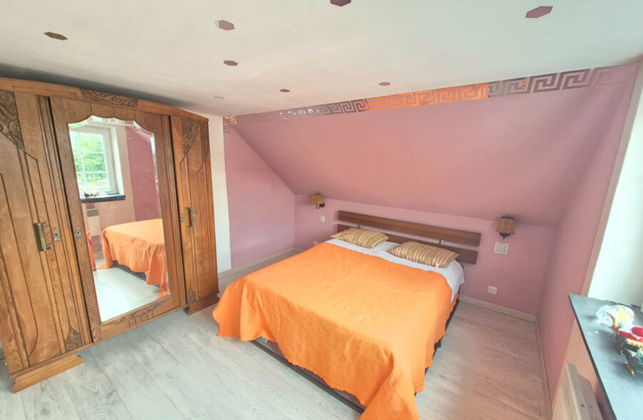 Maison une chambre, un bureau et une cour