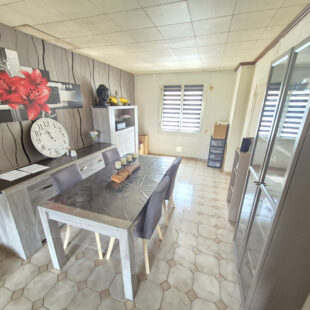 Maison semi individuelle 130m², 4 chambres, bureau, jardin et garage