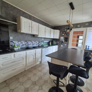 Maison semi individuelle 130m², 4 chambres, bureau, jardin et garage