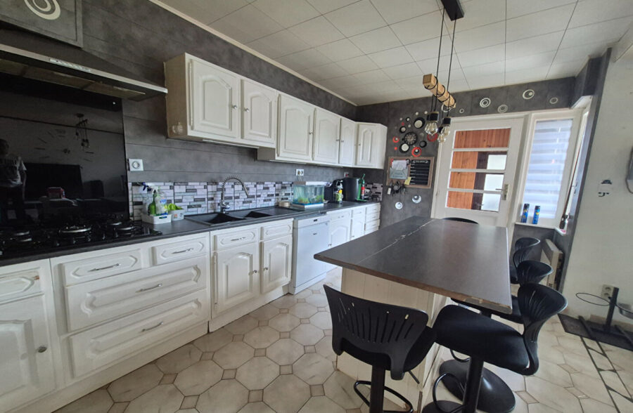 Maison semi individuelle 130m², 4 chambres, bureau, jardin et garage