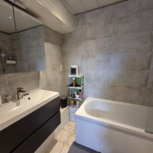 Maison semi individuelle 130m², 4 chambres, bureau, jardin et garage
