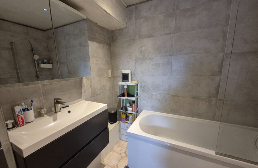 Maison semi individuelle 130m², 4 chambres, bureau, jardin et garage