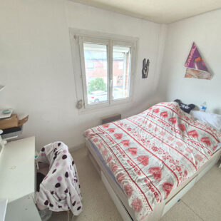 Maison semi individuelle 130m², 4 chambres, bureau, jardin et garage