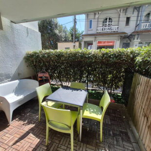 Studio cabine secteur marché avec terrasse!