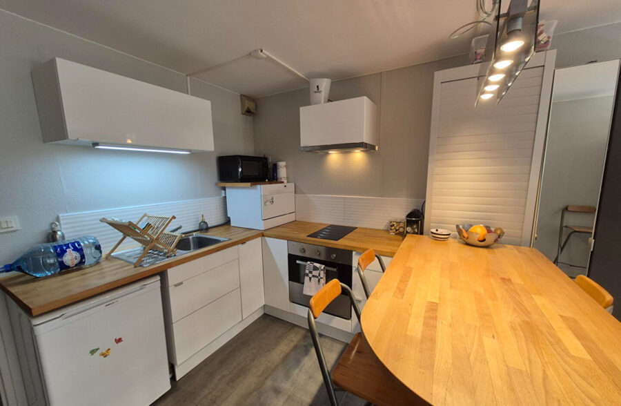 Studio cabine secteur marché avec terrasse!