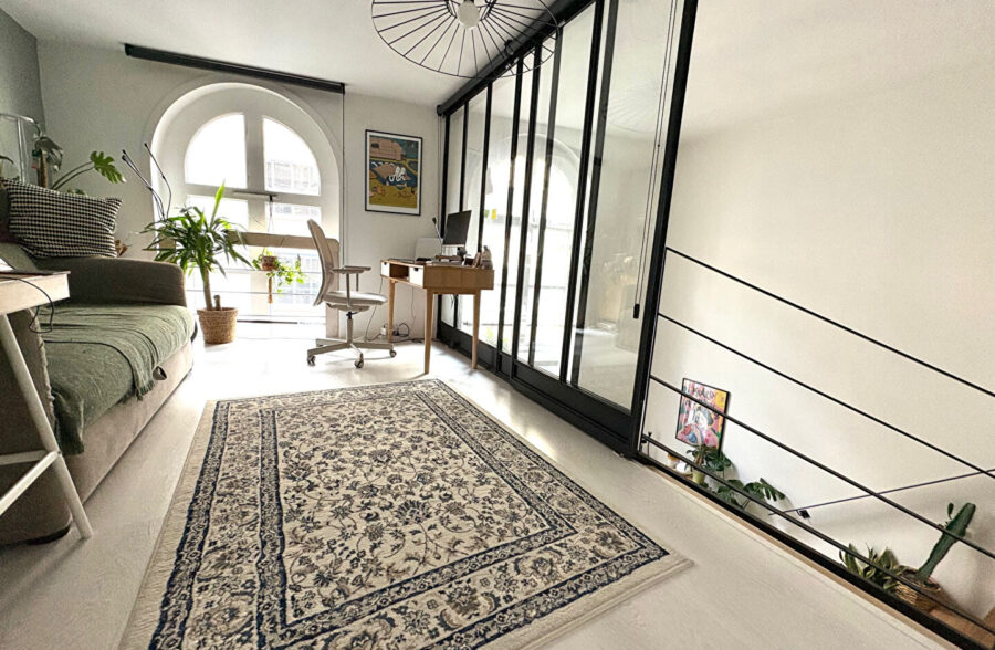 SUPERBE DUPLEX  AVEC UNE CHAMBRE ET UN BUREAU,PLEIN CENTRE VILLE – PROXIMITE GRAND PLACE