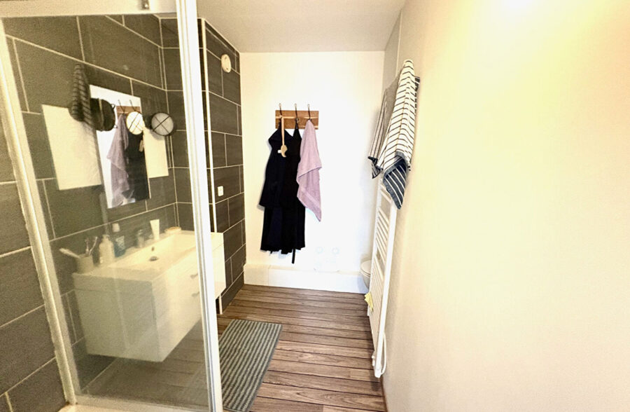 SUPERBE DUPLEX  AVEC UNE CHAMBRE ET UN BUREAU,PLEIN CENTRE VILLE – PROXIMITE GRAND PLACE