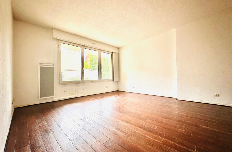 VIEUX LILLE: A DEUX PAS DE LA PLACE LOUISE DE BETTIGNIES, APPARTEMENT TYPE 2