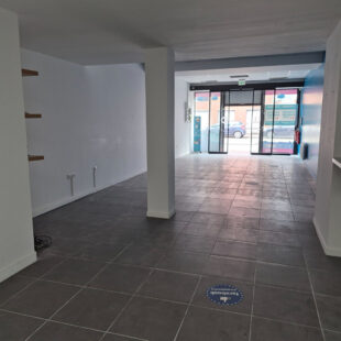 Lens centre local commercial