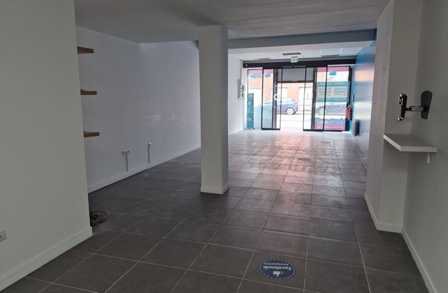 Lens centre local commercial