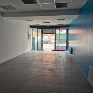 Lens centre local commercial
