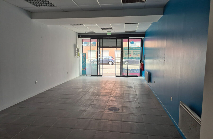 Lens centre local commercial