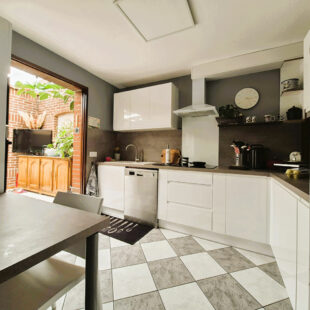 Maison des années  90, 3 chambres  , jardin , garage